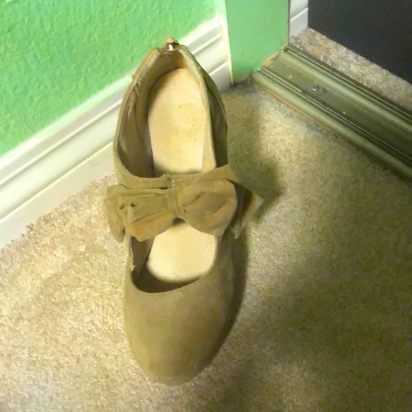 Beige heels with bow - Picture 1 of 3